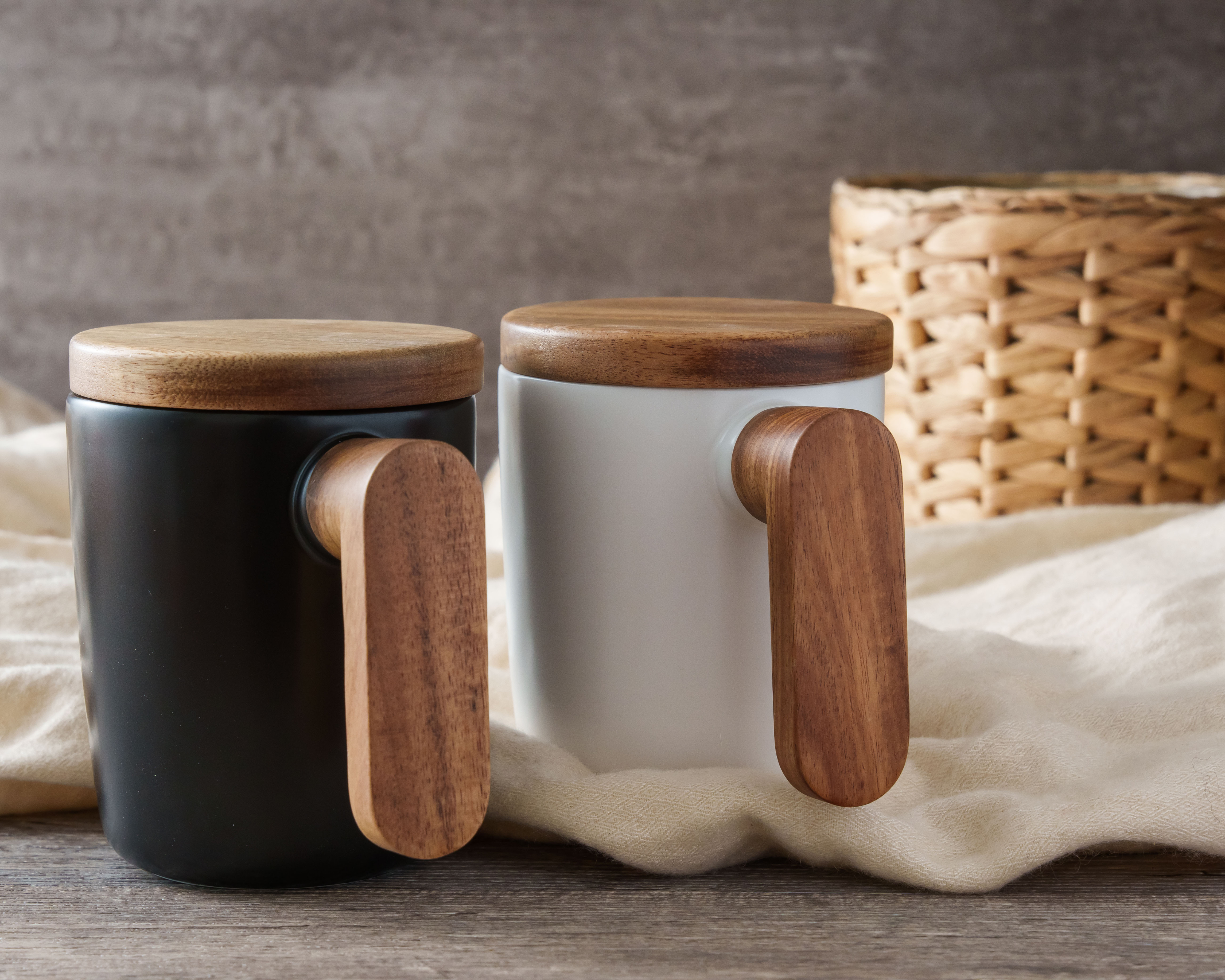 Keramikbecher mit Holzgriff und Deckel
