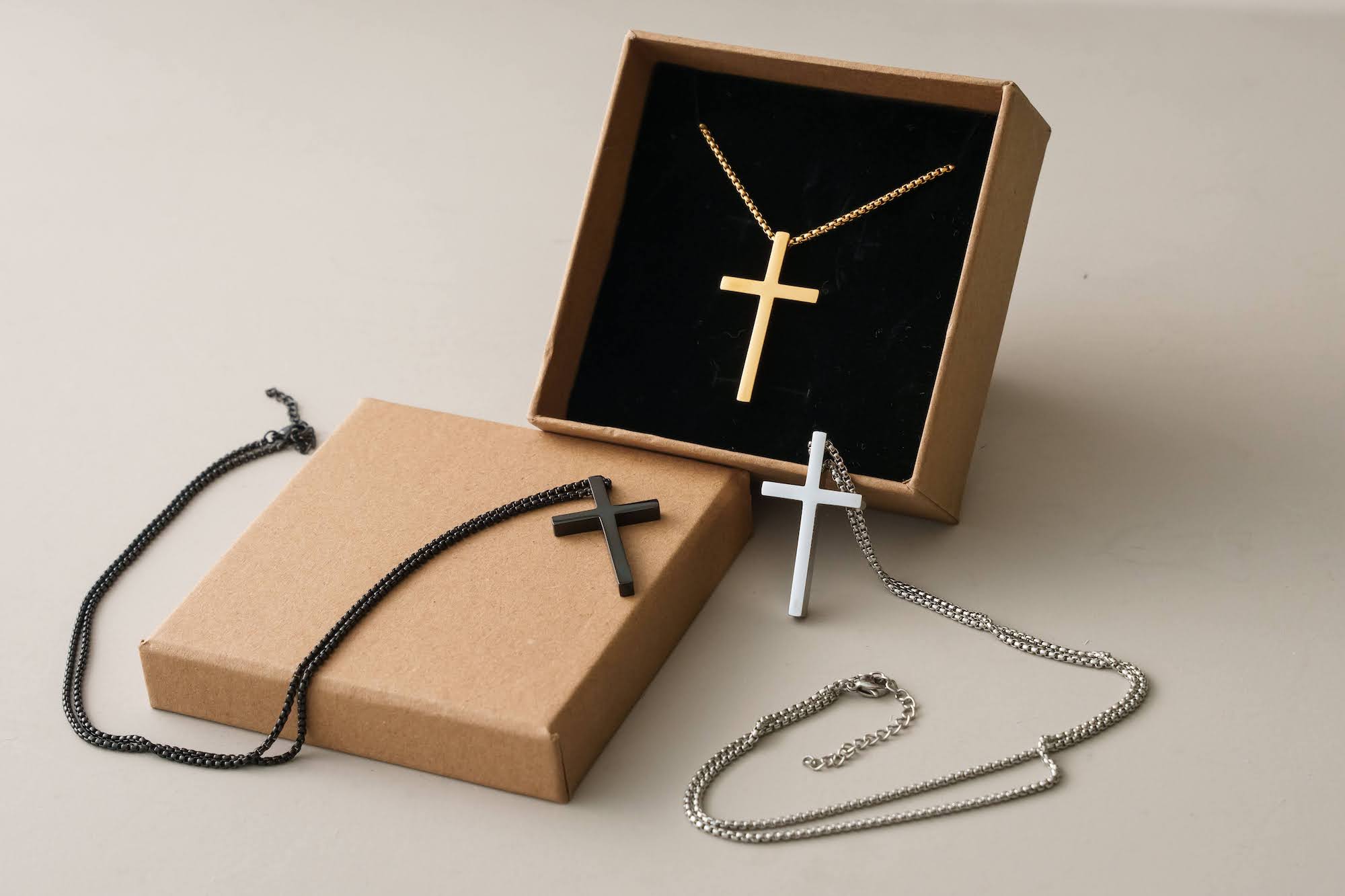 Personalisierte Kreuz-Halskette aus Edelstahl mit Gravur