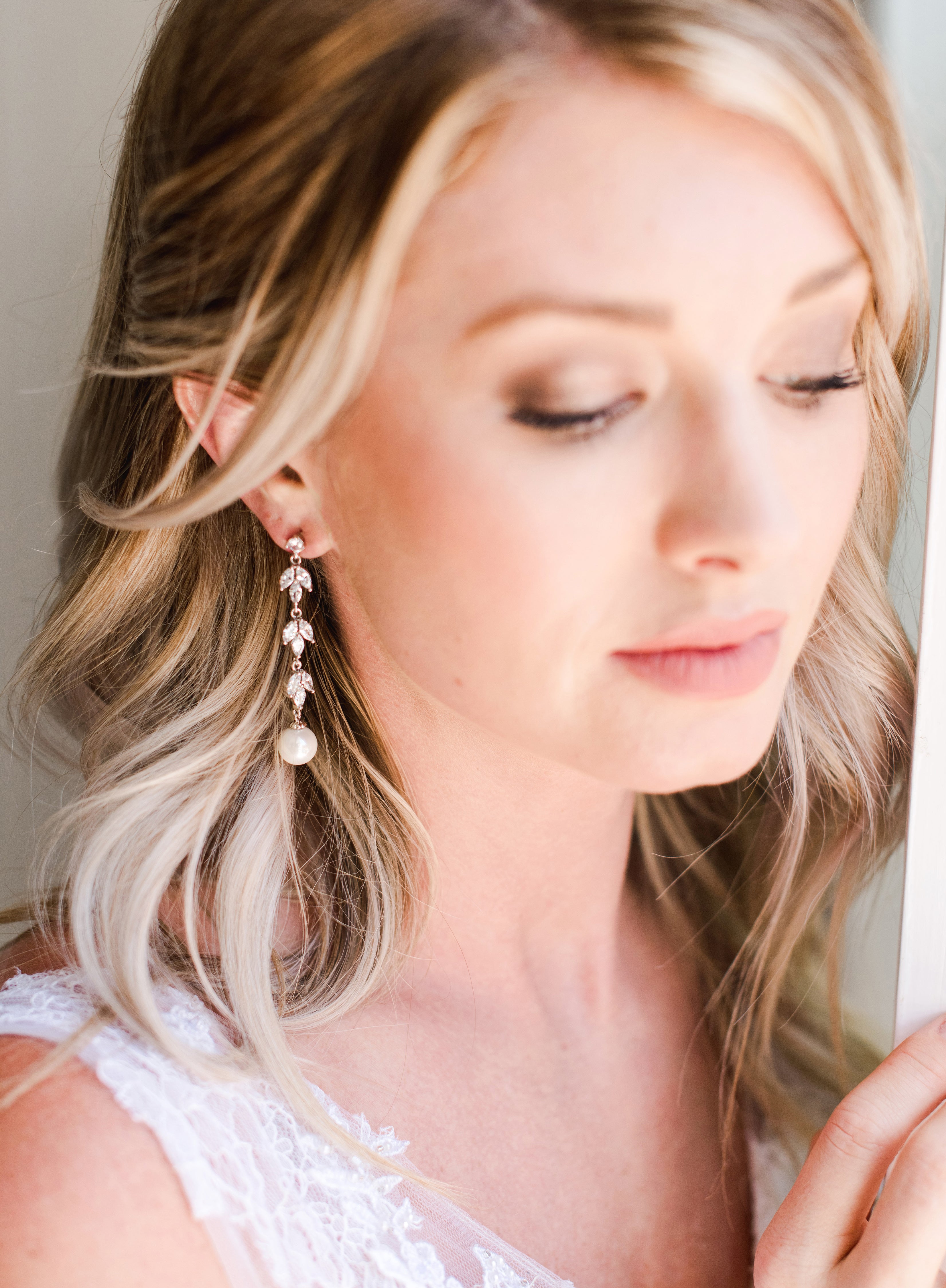 Pearl Dangle Earrings - A beautiful bride wear Pearl Dangle Earrings on her wedding day. - Hundred Hearts 
